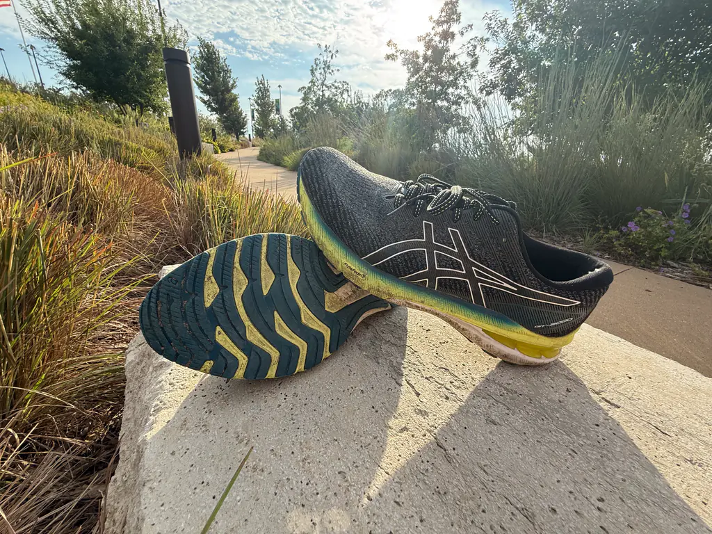 A picture of the Asics GT 2000 10 running shoe A picture of the Asics GT 2000 10 running shoe