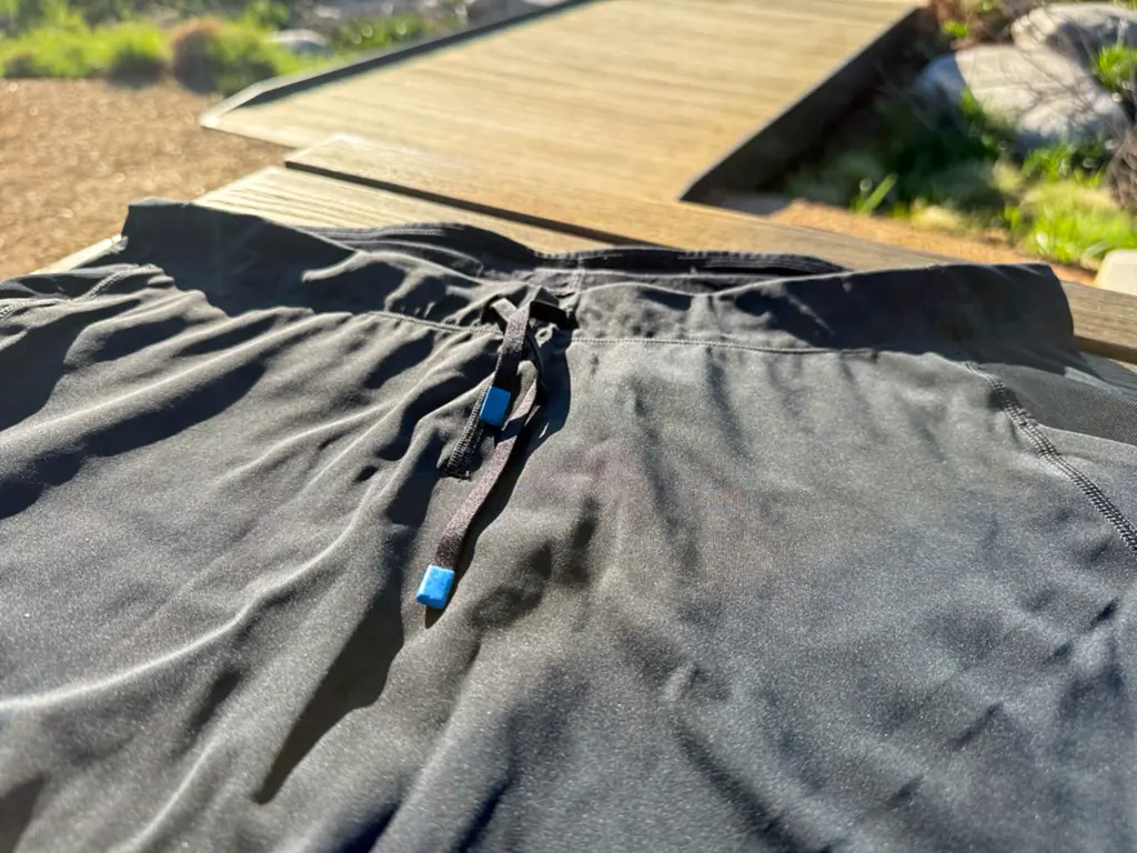 A closeup of the stretchy drawstring with blue silicone dipped tips. A closeup of the stretchy drawstring with blue silicone dipped tips.
