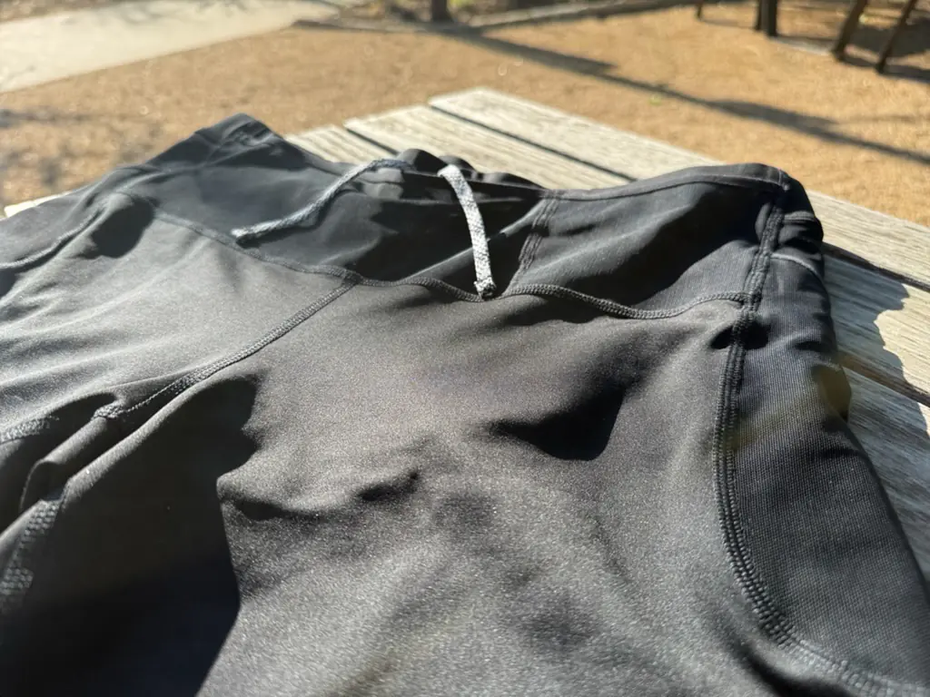 An angled view of the front of the half tights, showing the three front pockets in more detail An angled view of the front of the half tights, showing the three front pockets in more detail