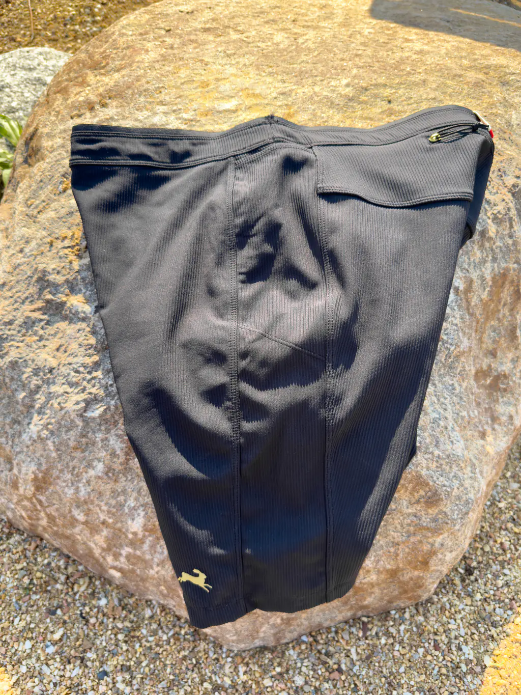 An overall side shot of the half tights, showing the drop-in leg pockets sitting high, up against the waistband. An overall side shot of the half tights, showing the drop-in leg pockets sitting high, up against the waistband.