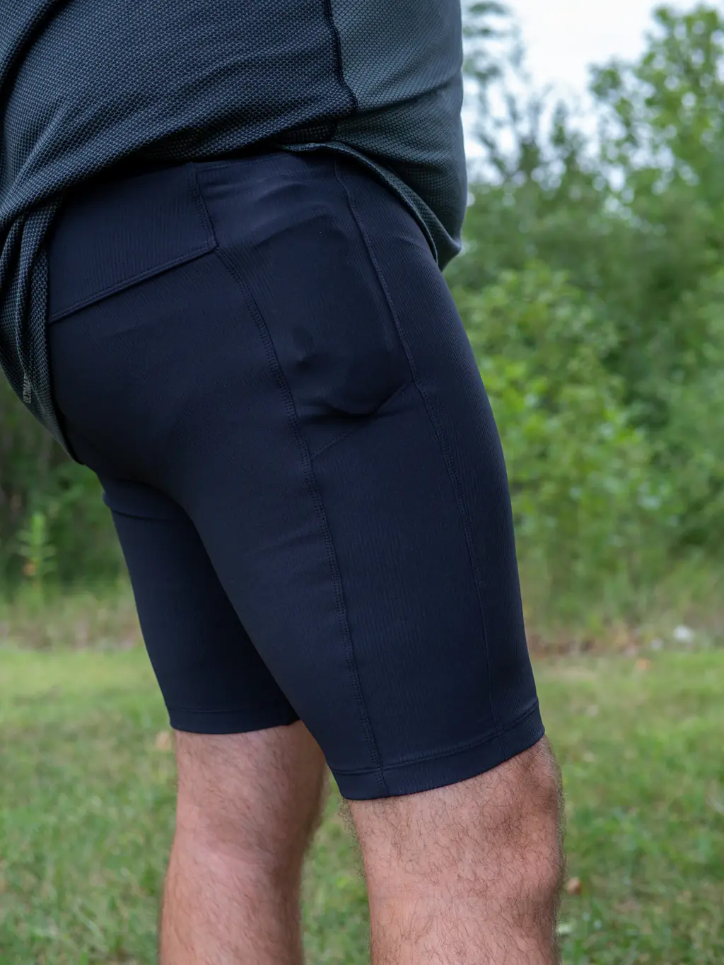 A bigger runner wearing the half tights with a 150ml nutrition soft flask in the side pocket, which fits comfortably, but takes up the whole pocket. A bigger runner wearing the half tights with a 150ml nutrition soft flask in the side pocket, which fits comfortably, but takes up the whole pocket.