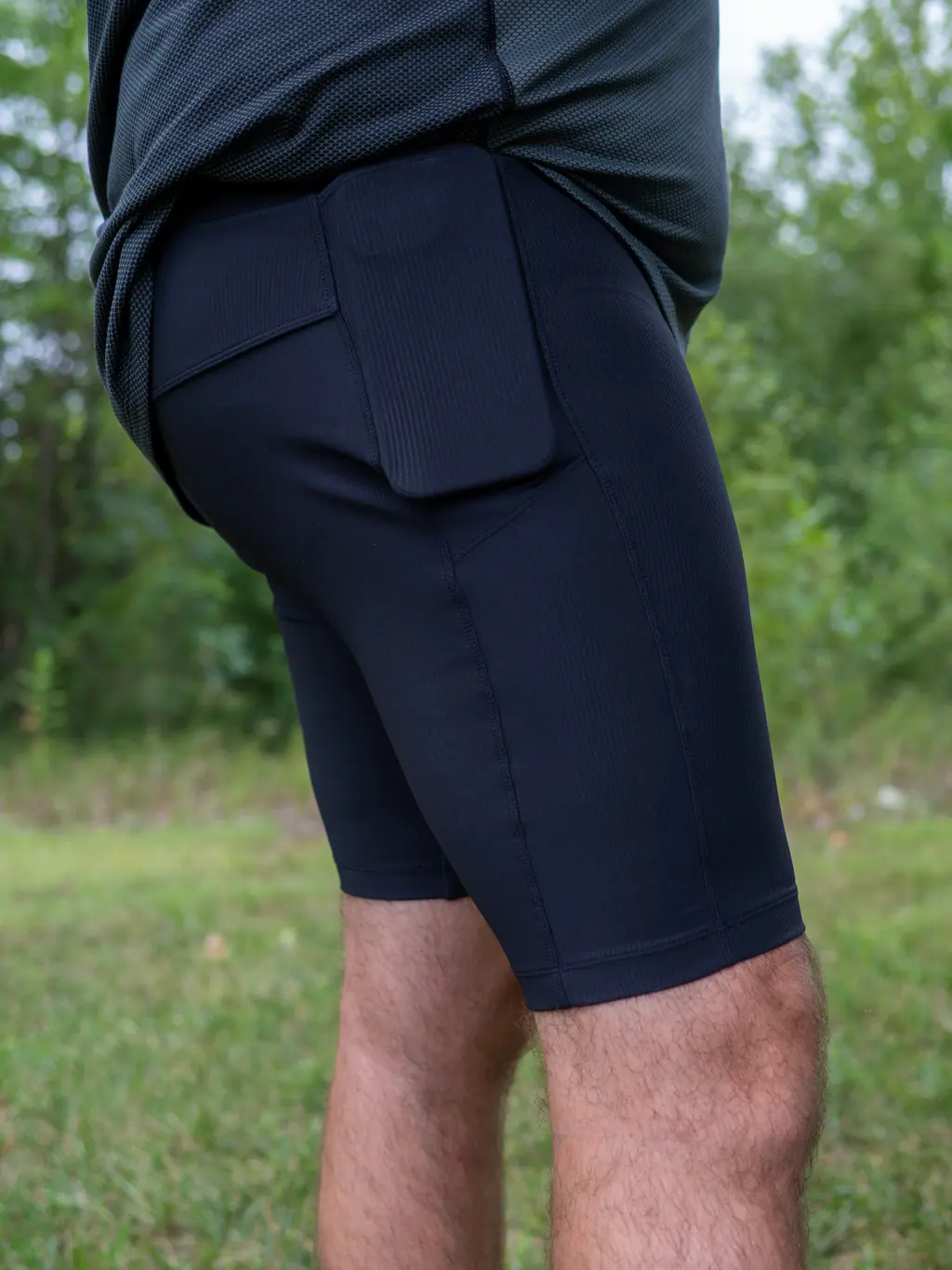 A bigger runner wearing the half tights with an iPhone 12 Pro Max fitting tightly in the side pocket. A bigger runner wearing the half tights with an iPhone 12 Pro Max fitting tightly in the side pocket.